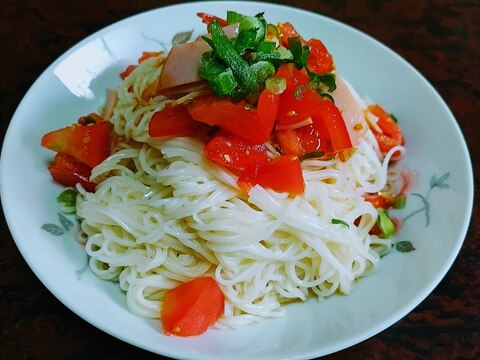 ごま油が美味しい！トマトとハムのぶっかけ素麺